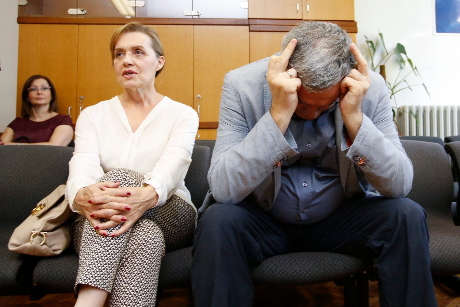 Nada Čavlović Smiljanić i Željko Biloš na današnjem suđenju na Županijskom sudu u Zagrebu. Biloš novinarima pokazuje srednji prst