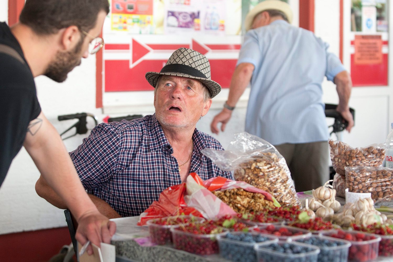 Reporter Jutarnjeg u razgovoru na tržnici u Koprivnici