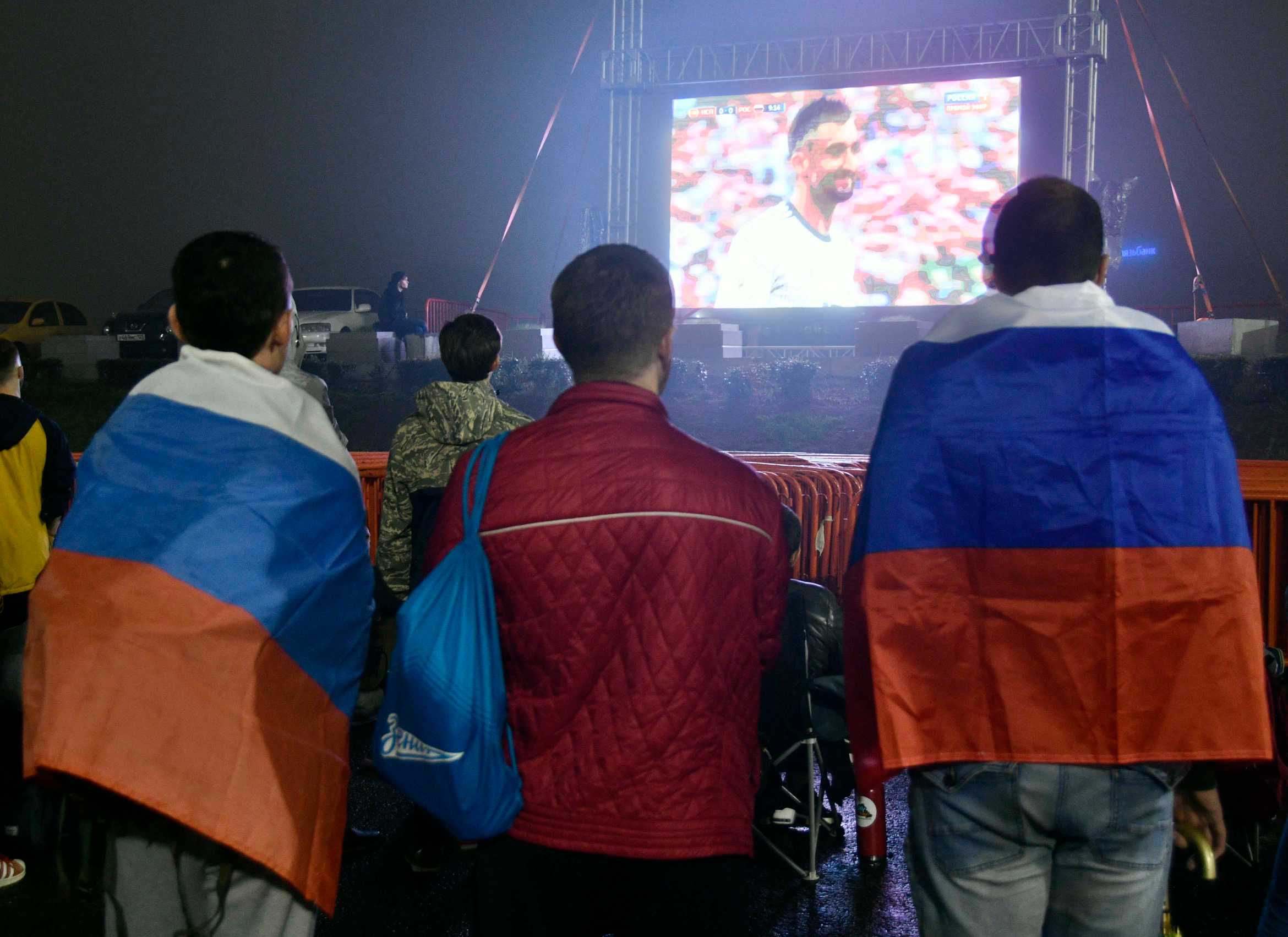 2018-07-01T150828Z_1253472739_UP1EE7116231S_RTRMADP_3_SOCCER-WORLDCUP-ESP-RUS-FANS-REACTIONS