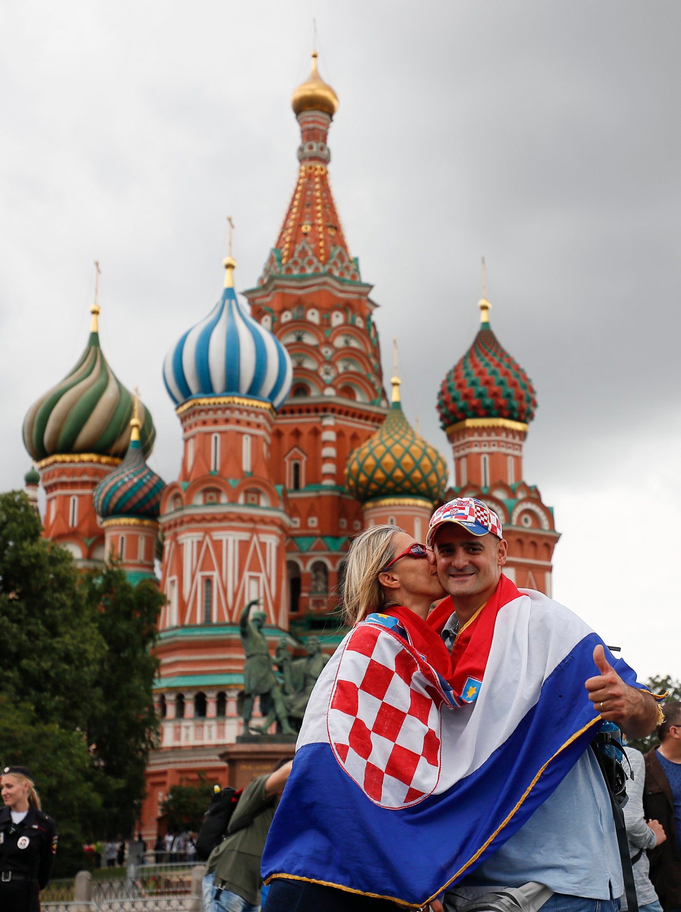 2018-07-10T123016Z_988445440_UP1EE7A0YQFPZ_RTRMADP_3_SOCCER-WORLDCUP-CRO-ENG-FANS