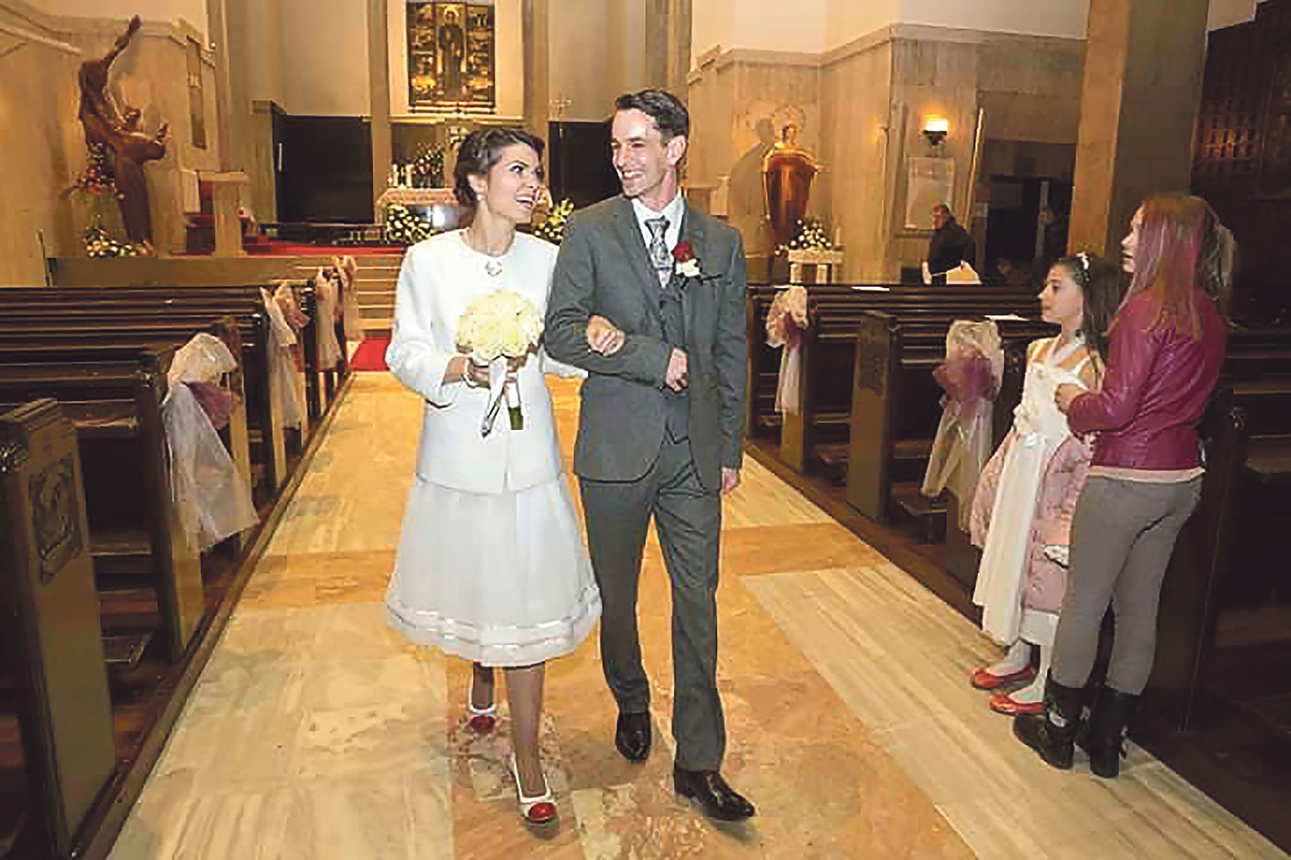 Ana i Paul Wixen žive u  Bristolu. Ana je Zagrepčanka koja navija za Hrvatsku, dok Paul vjerno podržava igrače iz svoje zemlje. Kao navijačko pojačanje Ani je stigla majka Maja, koja je donijela hrvatsku zastavu