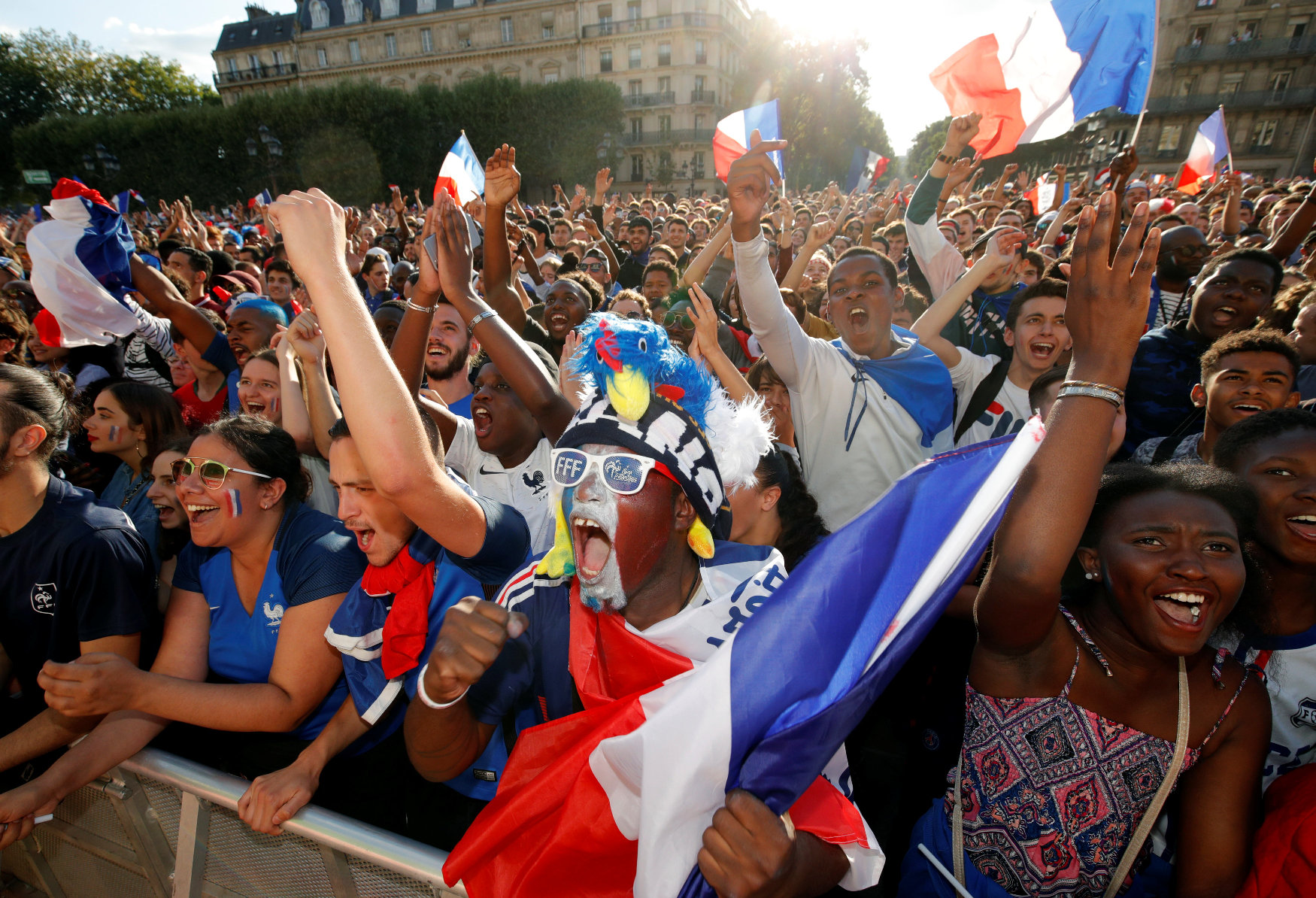 2018-07-10T191007Z_1271171236_RC17ABB806D0_RTRMADP_3_SOCCER-WORLDCUP-FRA-BEL-FANS-FRANCE
