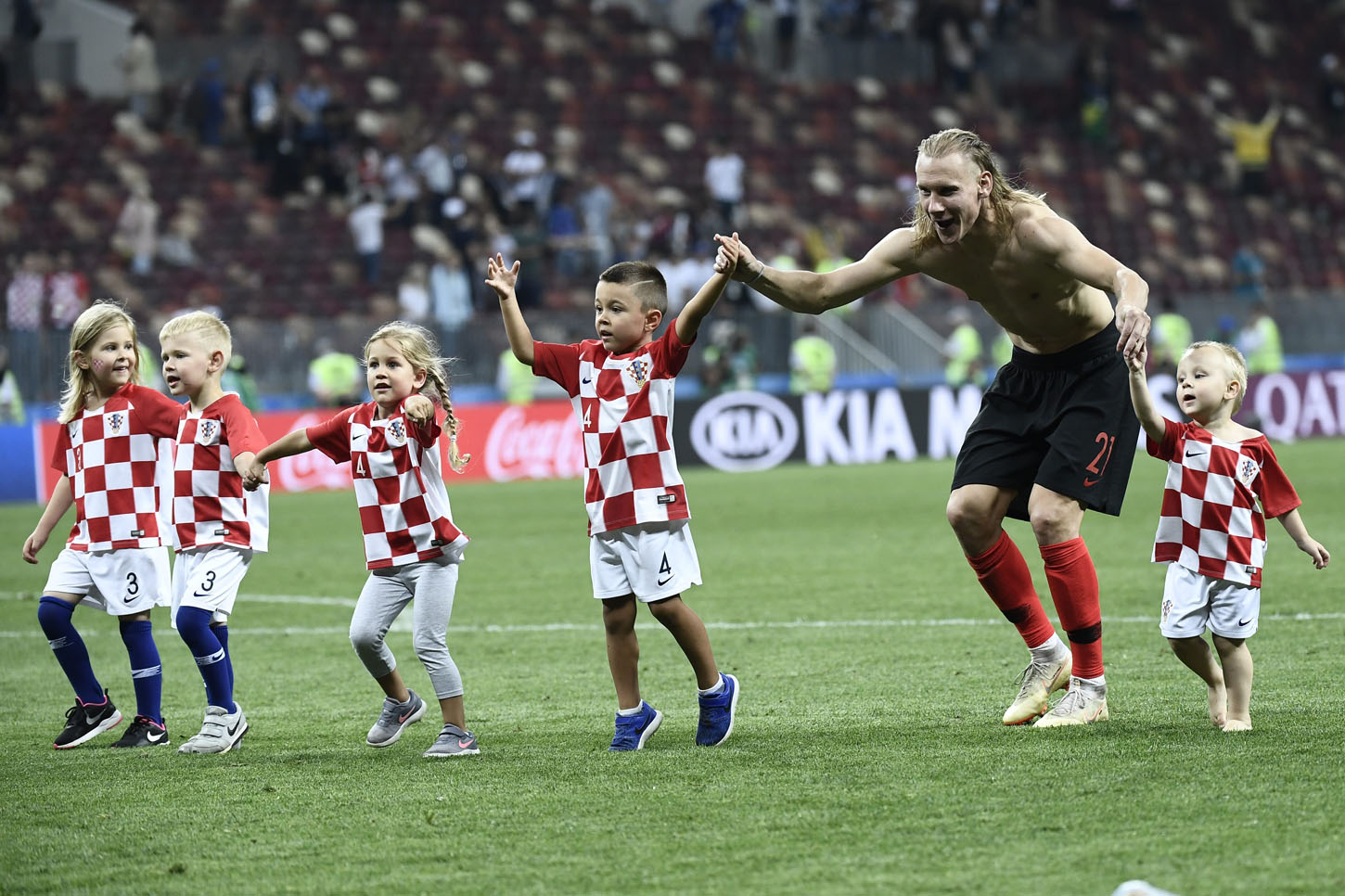 Domagoj Vida nakon povijesne pobjede s djecom - sa svojim Davidom te djecom Ivana Perišića i Ivana Strinića