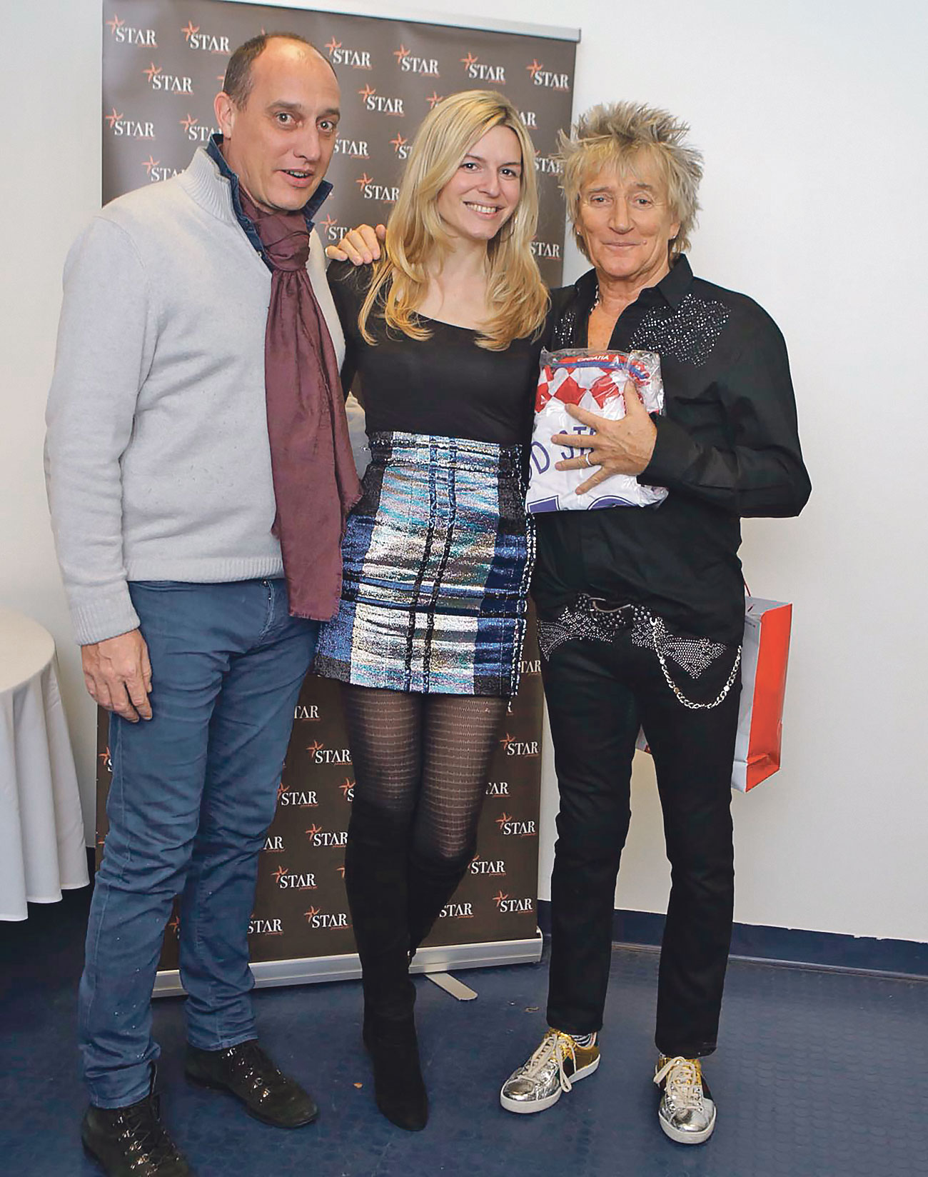 
David Blanquart i Ana Muhar Blanquart zajedno su darovali hrvatski dres pjevaču Rodu Stewartu, osvjedočenom ljubitelju nogometa