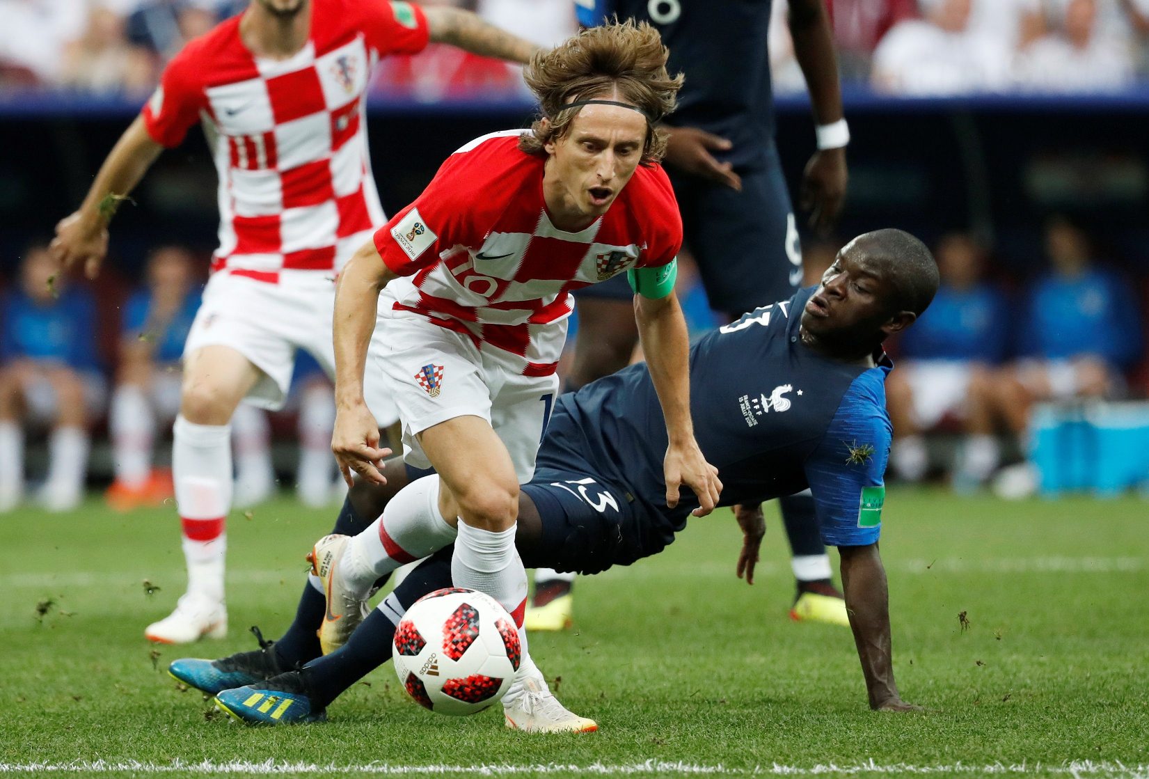 Luka Modrić u duelu s N'Golom Kanteom u finalu Svjetskog prvenstva u Rusiji
