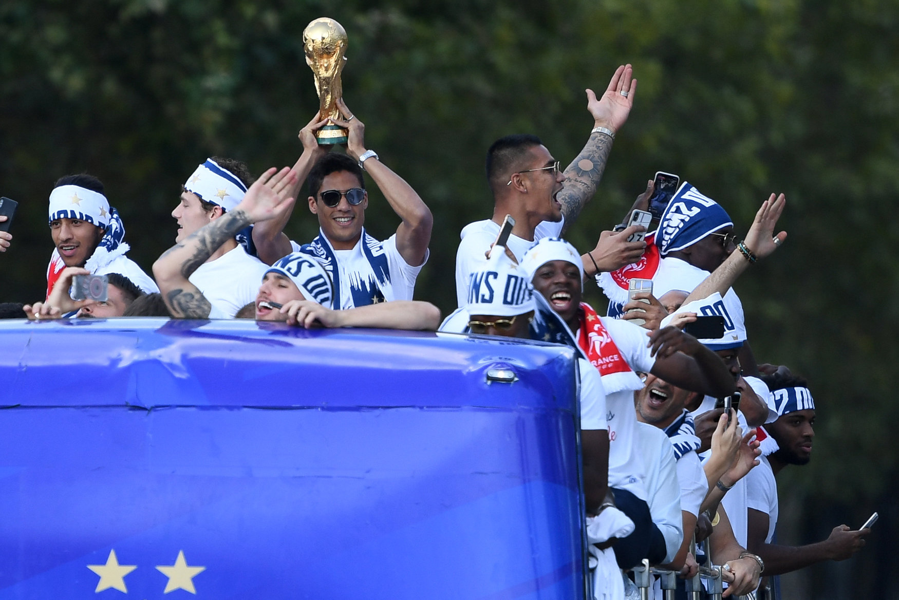 2018-07-16T181750Z_602834307_RC14BA4113C0_RTRMADP_3_SOCCER-WORLDCUP-FRANCE-PARADE