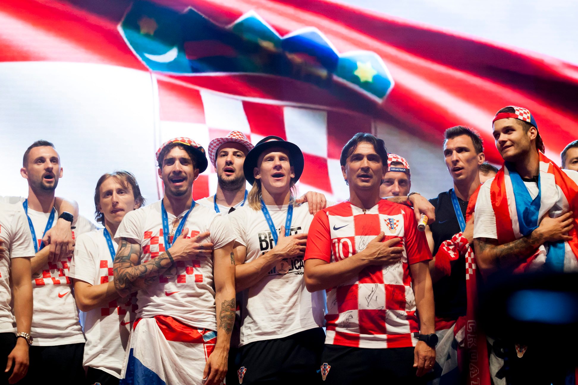 Marcelo Brozović, Luka Modrić, Šime Vrsaljko, Danijel Subašić, Domagoj Vida, Zlatko Dalić, Ivica Olić, Mario Mandžukić i Duje Ćaleta-Car na pozornici na Trgu bana Josipa Jelačića