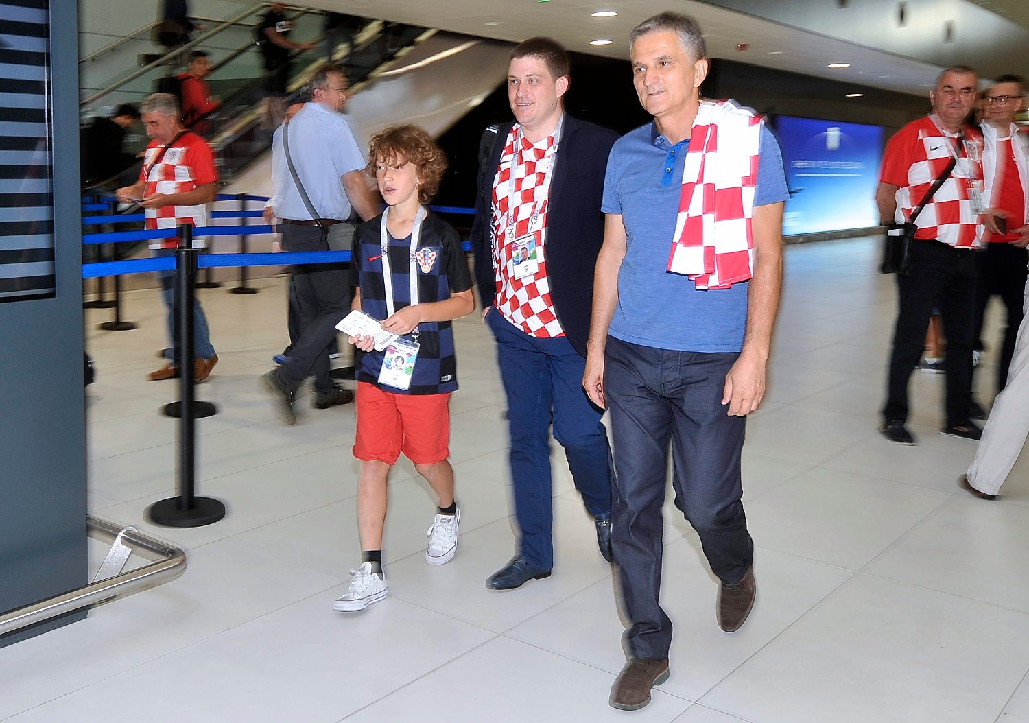 Ministri Goran Marić (desno) i Oleg Butković u zračnoj luci Zagreb prilikom odlaska na finale SP-a u Moskvi