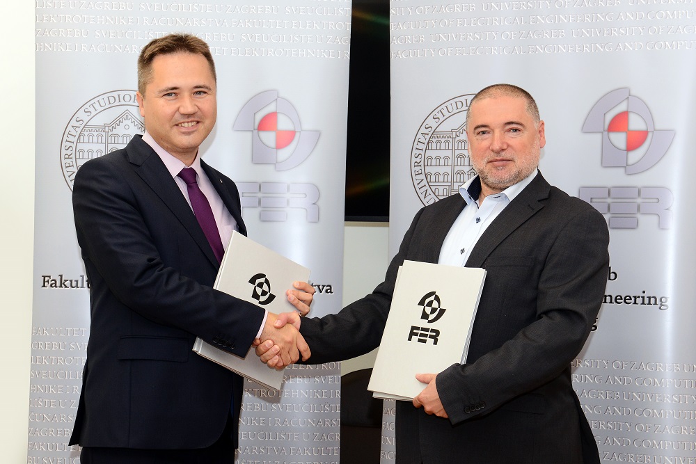 Mislav Grgić i Jure Sertić tijekom potpisivanja sporazuma između FER-a i AKD-a