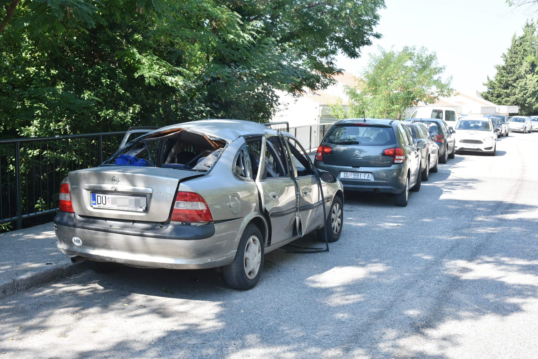 U prigradskom dubrovačkom naselju, Novoj Mokošici, u četvrtak oko tri sata, nepoznata je osoba ubacila pirotehničko sredstvo u jedan automobil koji je znatnije oštećen, u isto vrijeme, na terasu ispred stana vlasnika automobila bačeno je, najvjerojatnije, identično pirotehničko sredstvo, izvijestila je Policijska uprava dubrovačko-neretvanska. 
