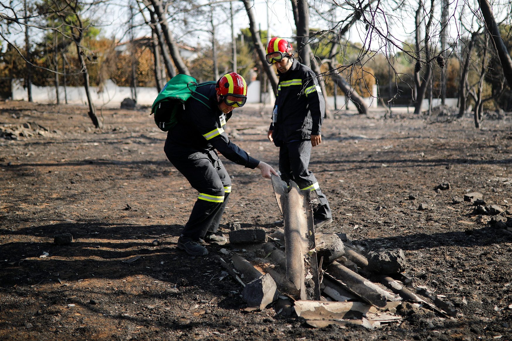 2018-07-25T083751Z_359007204_RC1CA8DC9EA0_RTRMADP_3_GREECE-WILDFIRE-RESCUERS