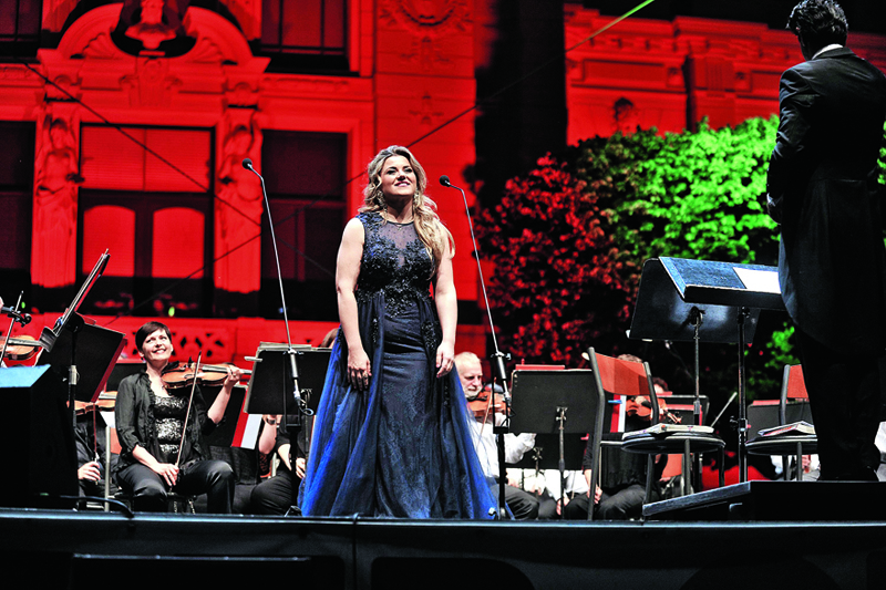 Evelin Novak na Trgu kralja Tomislava uz tenora Josea Curu