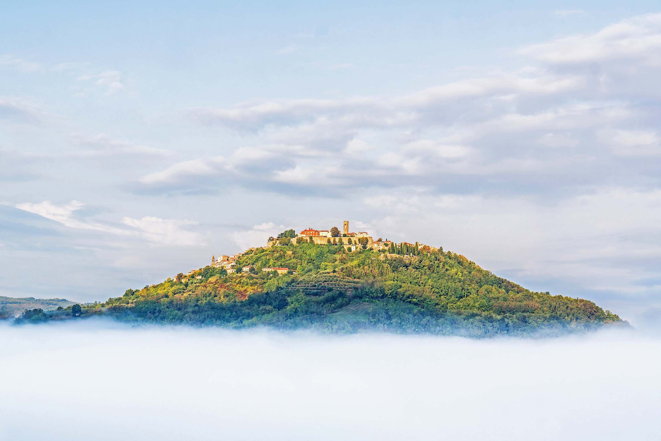 Motovun se nalazi u dolini rijeke Mirne, na brežuljku visokom 277 metara