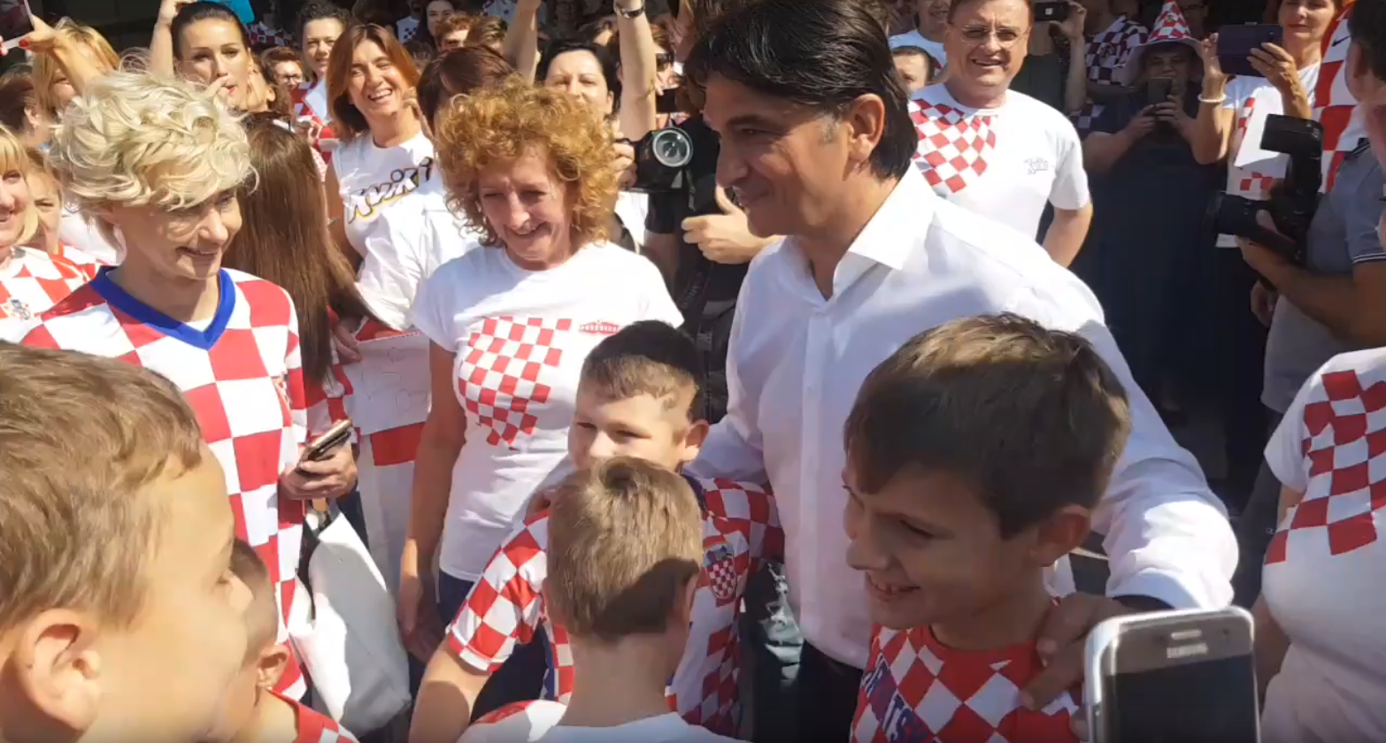 Dalić na druženju ispred zgrade Podravke