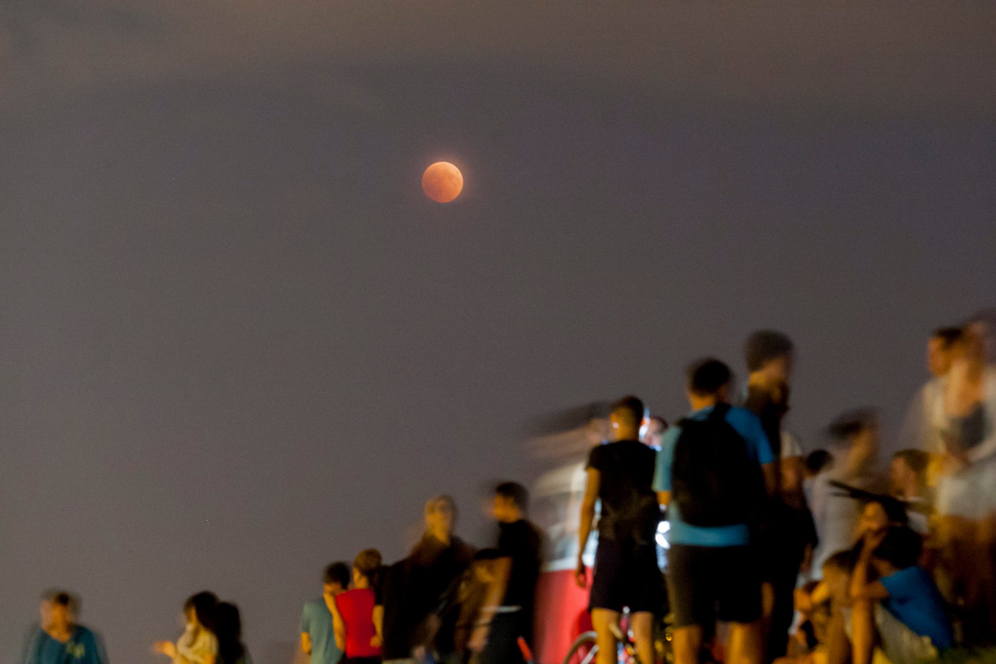 Građani promatraju pomrčinu Mjeseca na Jarunu u Zagrebu