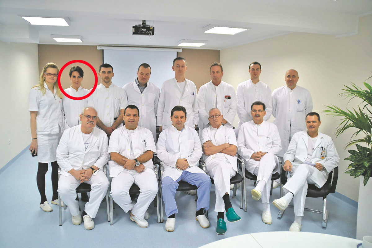 Na fotografiji u crvenom krugu, snimljenoj 2011. u povodu desete obljetnice Klinike za neurokirurgiju, u društvu liječnika na čelu s predstojnikom Klinike i tadašnjim ravnateljem bolnice dr. Krešimirom Rotimom