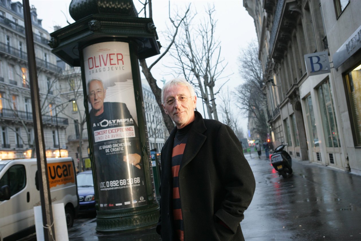 Oliver ispred plakata za koncert u pariškoj Olympiji