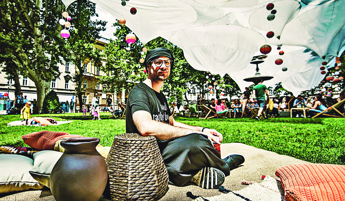 Mario Miše, naš dizajner iz Londona, koji je postavio kulisu inspiriranu beudinskom kulturom.