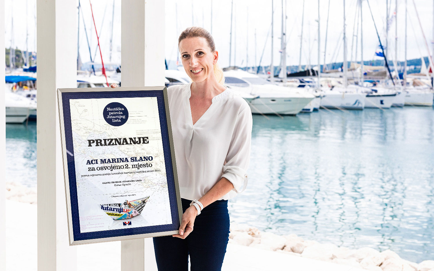 Direktorica marine Danijela Crljen s ponosom pokazuje zasluženo priznanje.