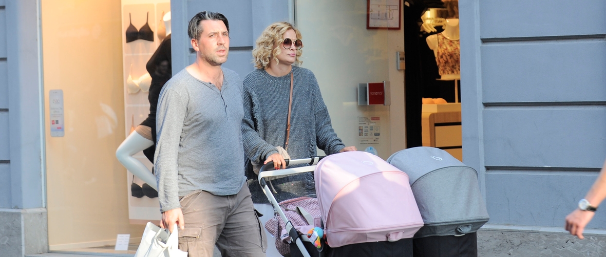 Par Mak Vejzović i Nevena Rendeli Vejzović na špici sa svoje dvije djevojčice