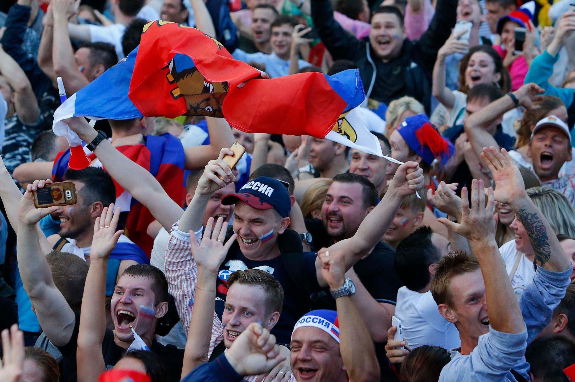 2018-07-01T181212Z_1907680339_UP1EE711EKB54_RTRMADP_3_SOCCER-WORLDCUP-ESP-RUS-FANS-REACTIONS