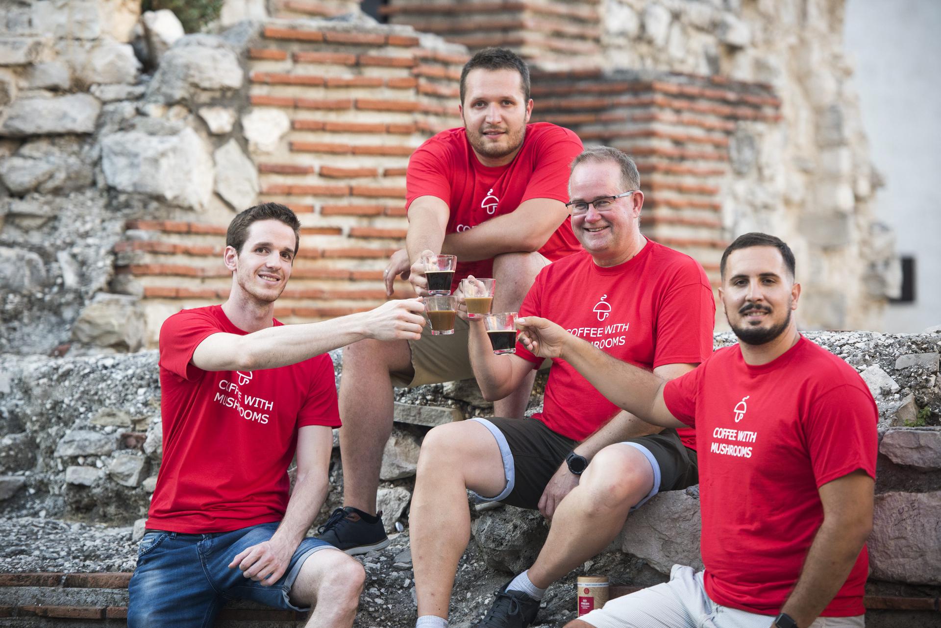 Stipe Režić (krajnji lijevo)