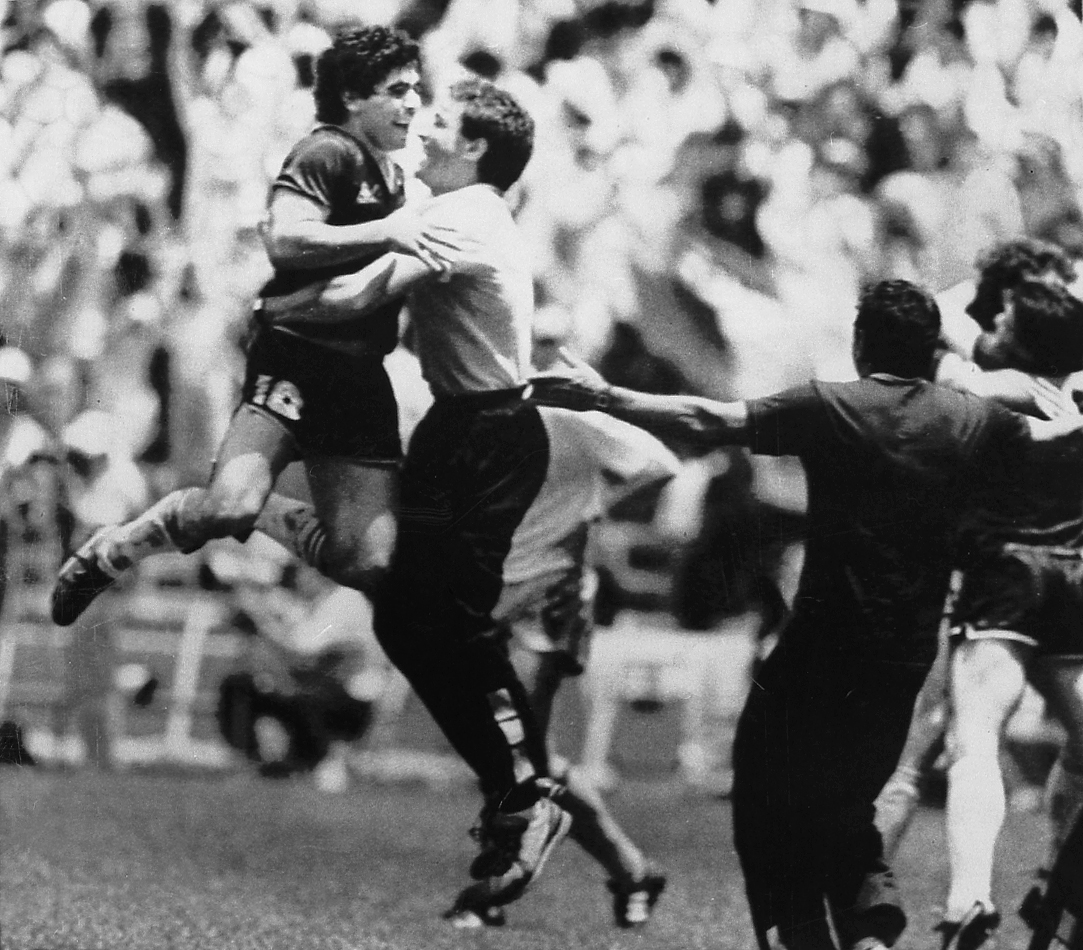 Diego Maradona skače u naručje suigrača nakon što je Argentina na Svjetskom nogometnom prvenstvu 1986. u četvrtfinalu pobijedila Englesku 2:1