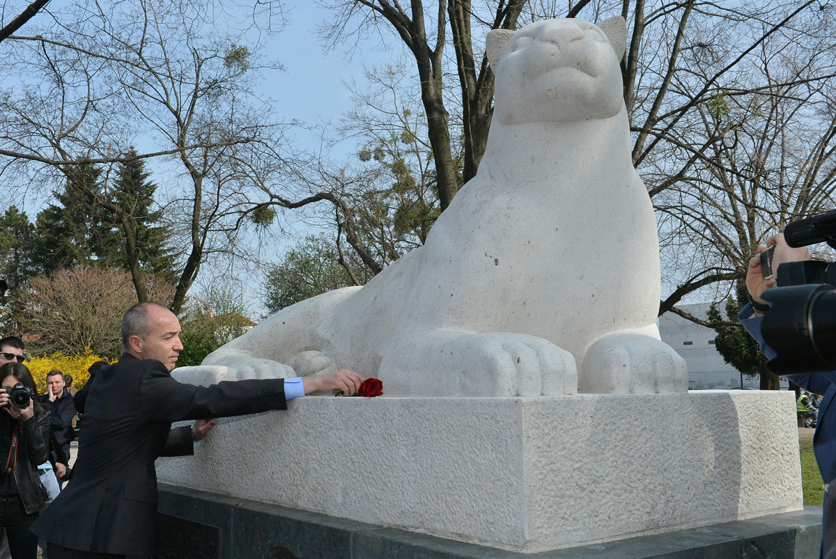 Ministar obrane Damir Krstičević u Varaždinu je  položio vijenac i odao počast poginulim, umrlim i nestalim pripadnicima 7. gardijske brigade Puma