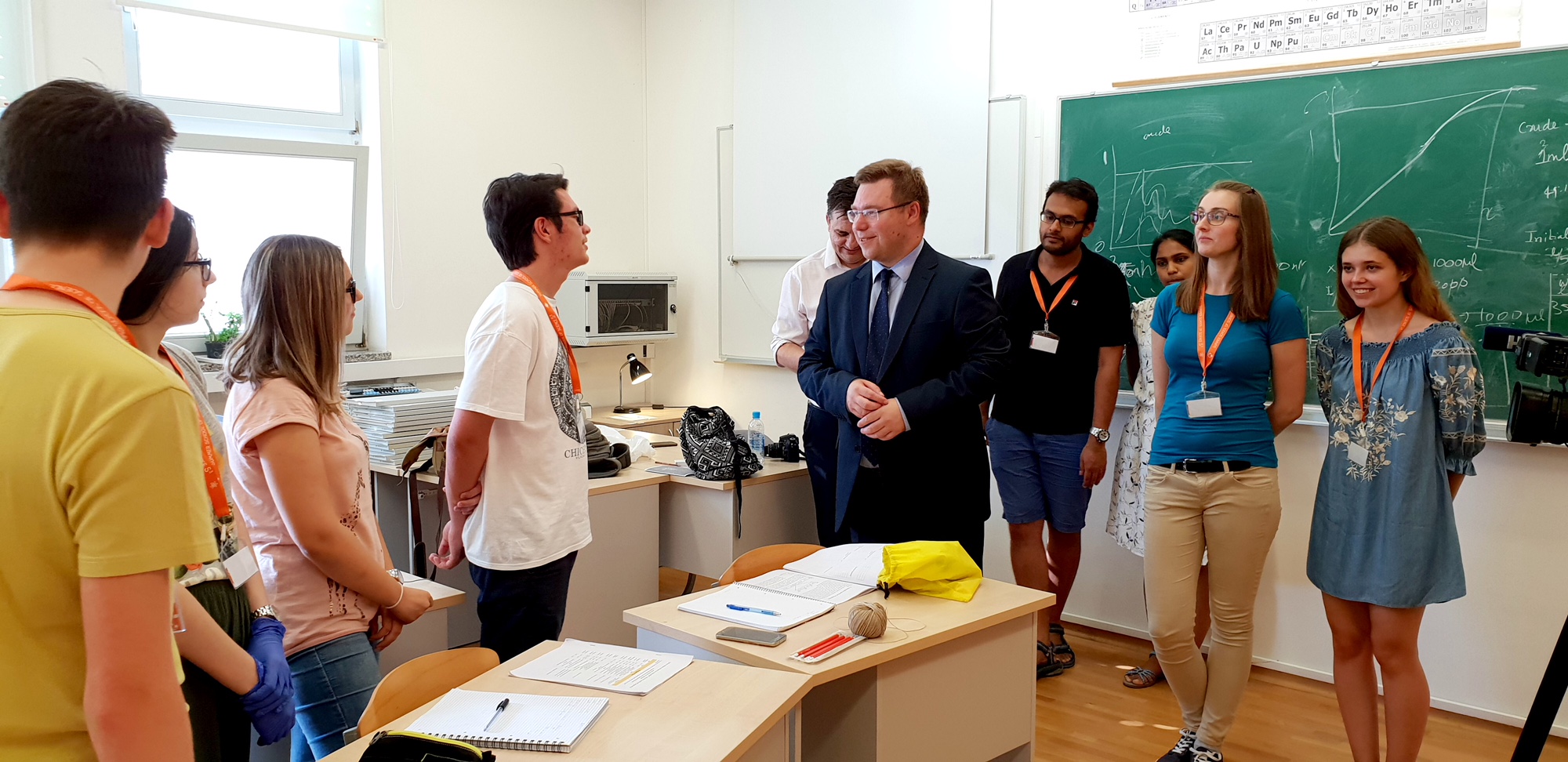 Ministar Marko Pavić s polaznicima Ljetne škole znanosti