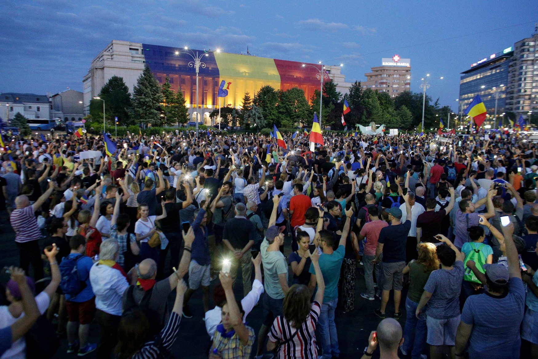 2018-08-11T193938Z_280842768_RC1E64090050_RTRMADP_3_ROMANIA-PROTESTS