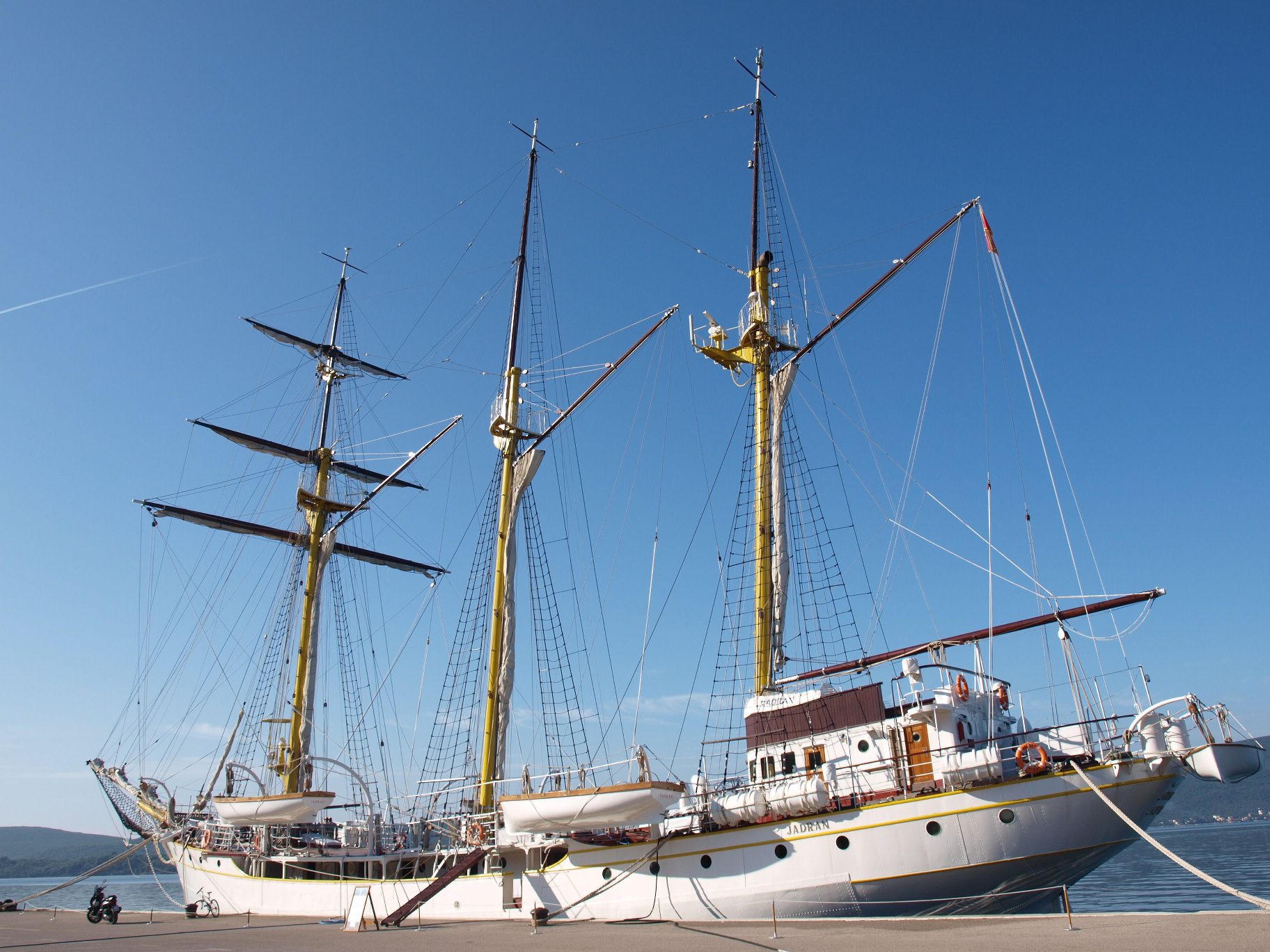 Školski brod- motorni jedrenjak 'Jadran' snimljen na vezu u luci Tivat u Boki Kotorskoj (Crna Gora)