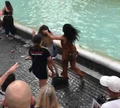 Obje žene baš su jako htjele selfie na istom mjestu u isto vrijeme. Na kraju su se potukle i dobile policijske fotografije na internetu