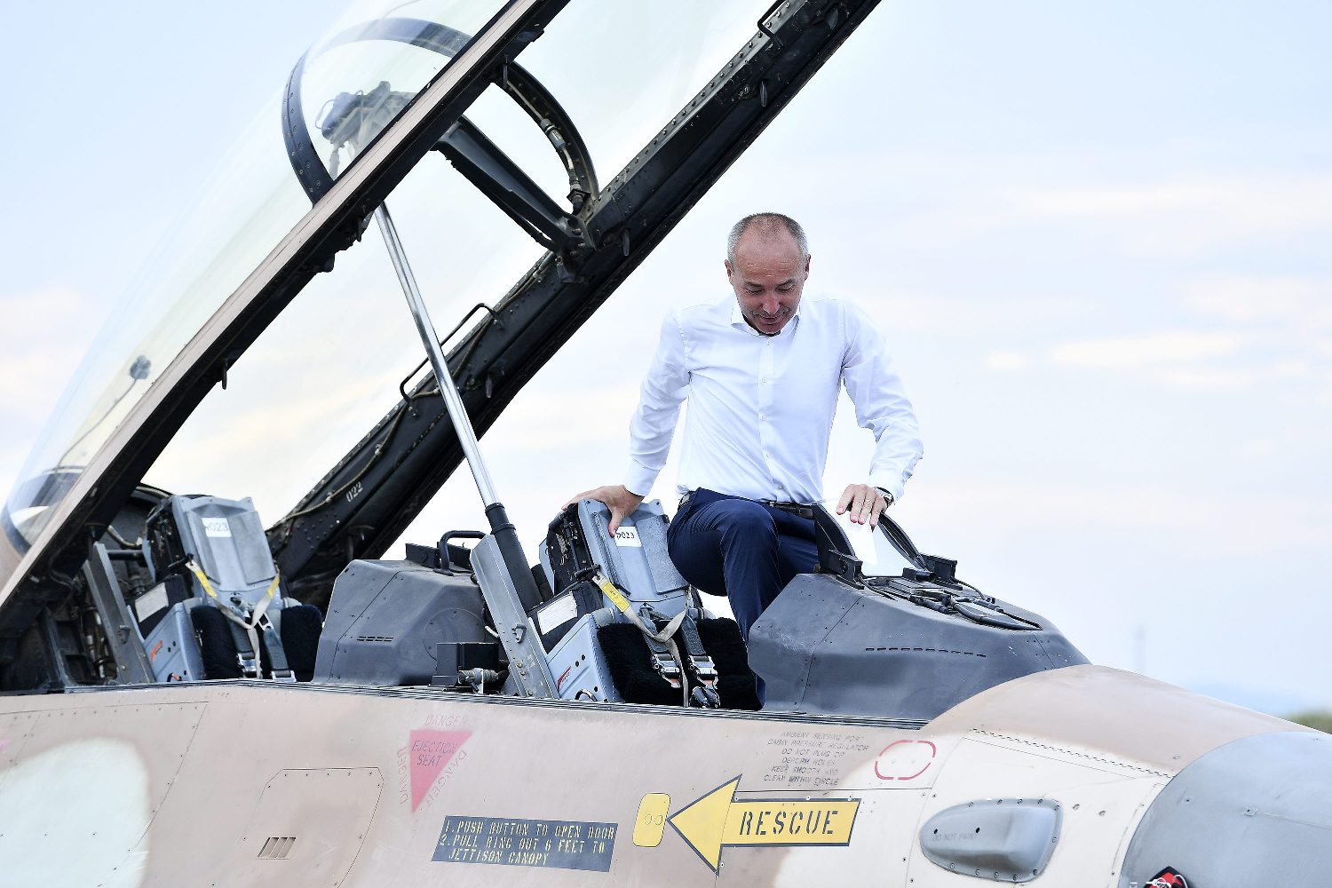 Na fotografiji: ministar obrane RH Damir Krstičević u zrakoplovu F16 Barak