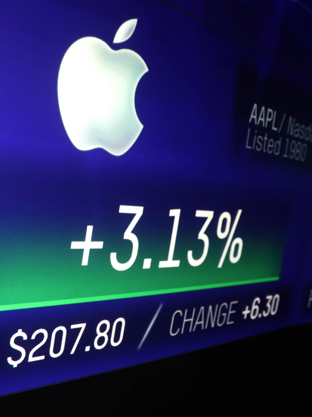 2018-08-02T191255Z_1572815847_RC1E28D08140_RTRMADP_3_APPLE-STOCKS-TRILLION