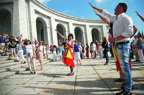 U Dolini palih pokopano je 33.700 tijela, poginulih i ubijenih u građanskom ratu od 1936. do 1939., falangista, ali i republikanaca. I sam Franco tu je pokopan 1975.