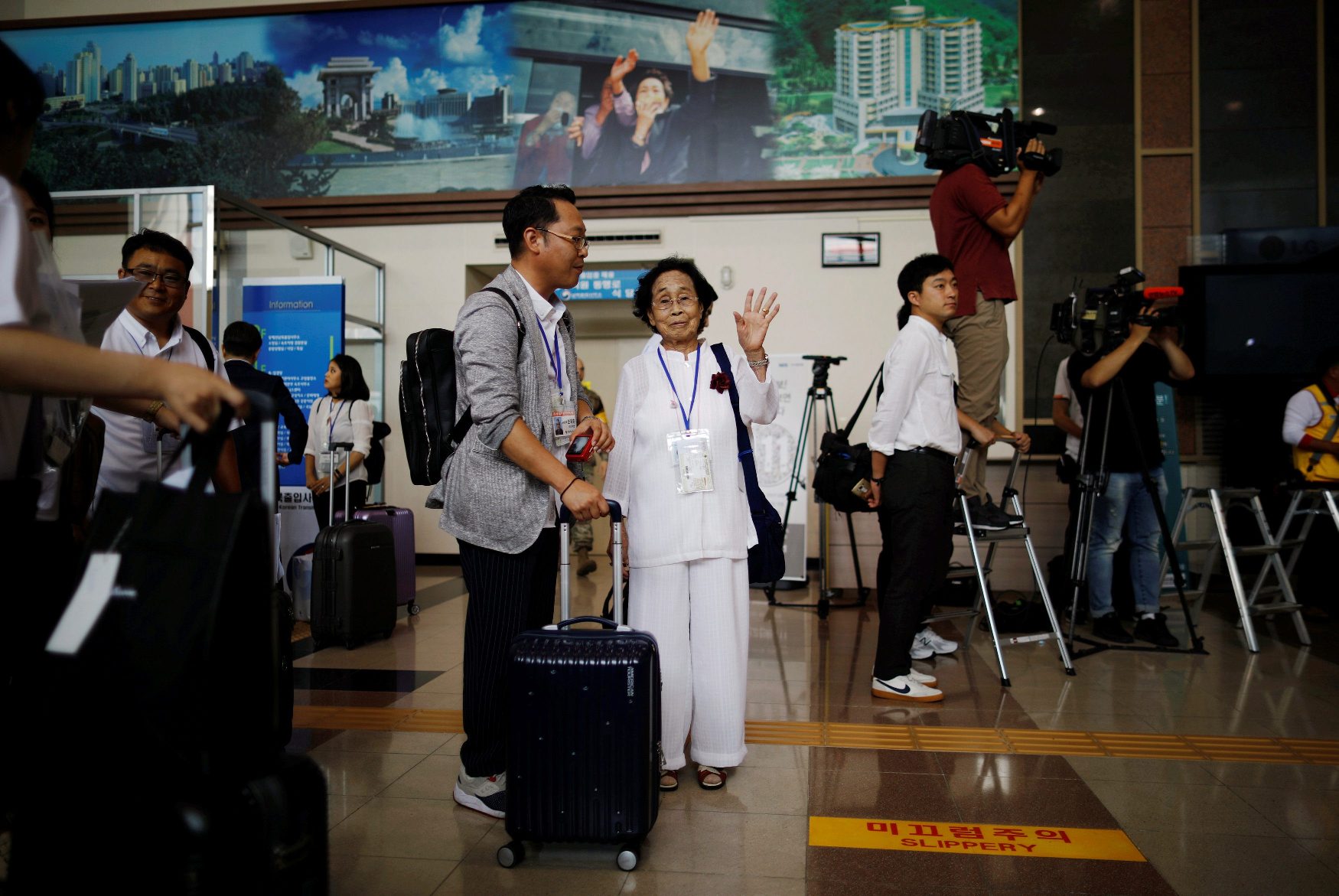 2018-08-20T022614Z_1511792562_RC1EFE838DE0_RTRMADP_3_NORTHKOREA-SOUTHKOREA-REUNIONS