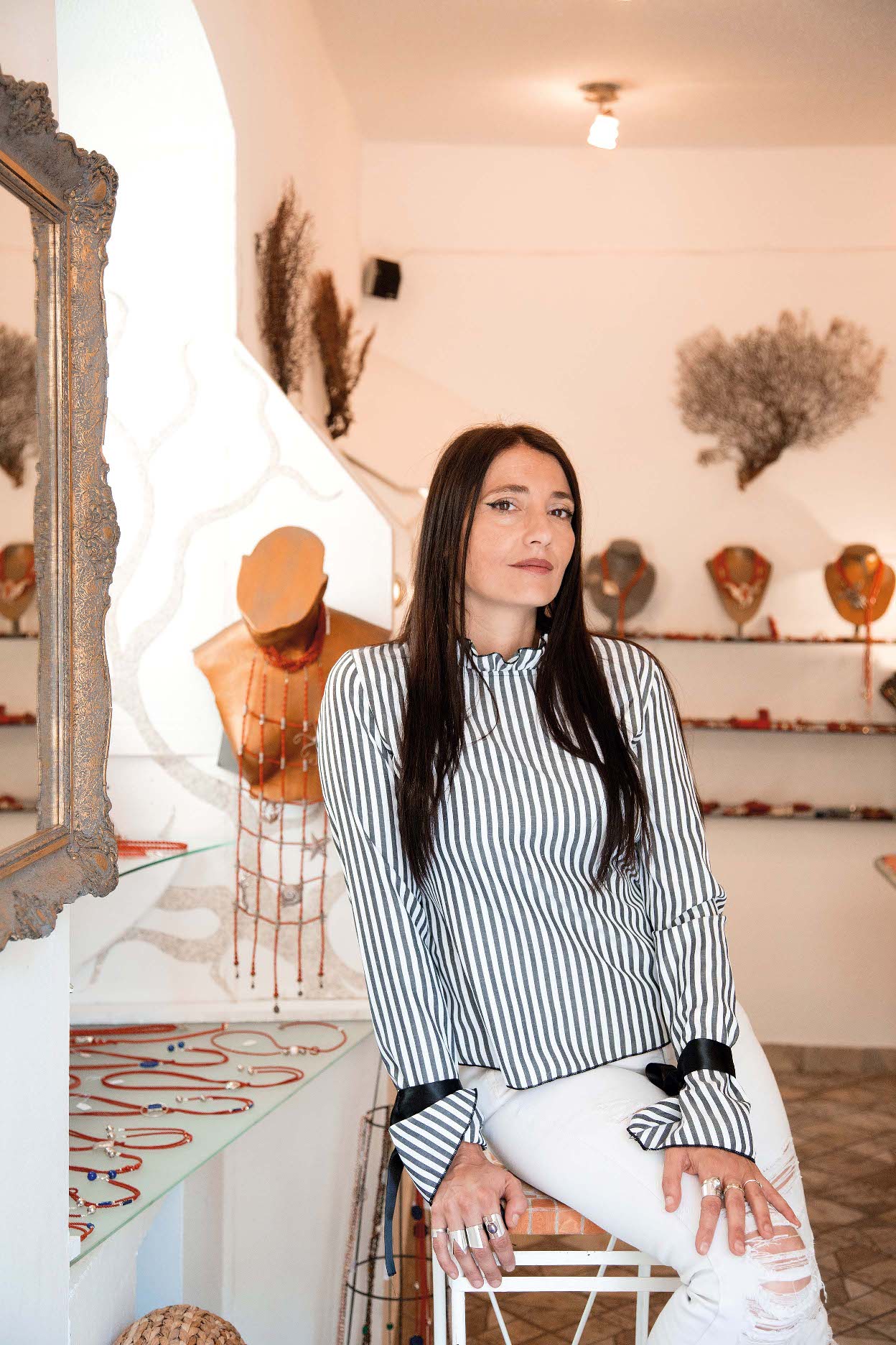 Lukrecija Schwarz, vlasnica Coral Shopa u Hvaru, osim od crvenih jadranskih, izrađuje nakit od plavih, zlatnih i crnih tropskih koralja