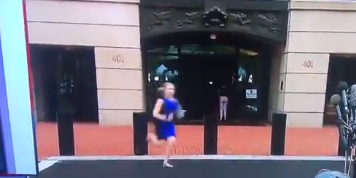 Novinarka u plavoj haljini trči sa suda