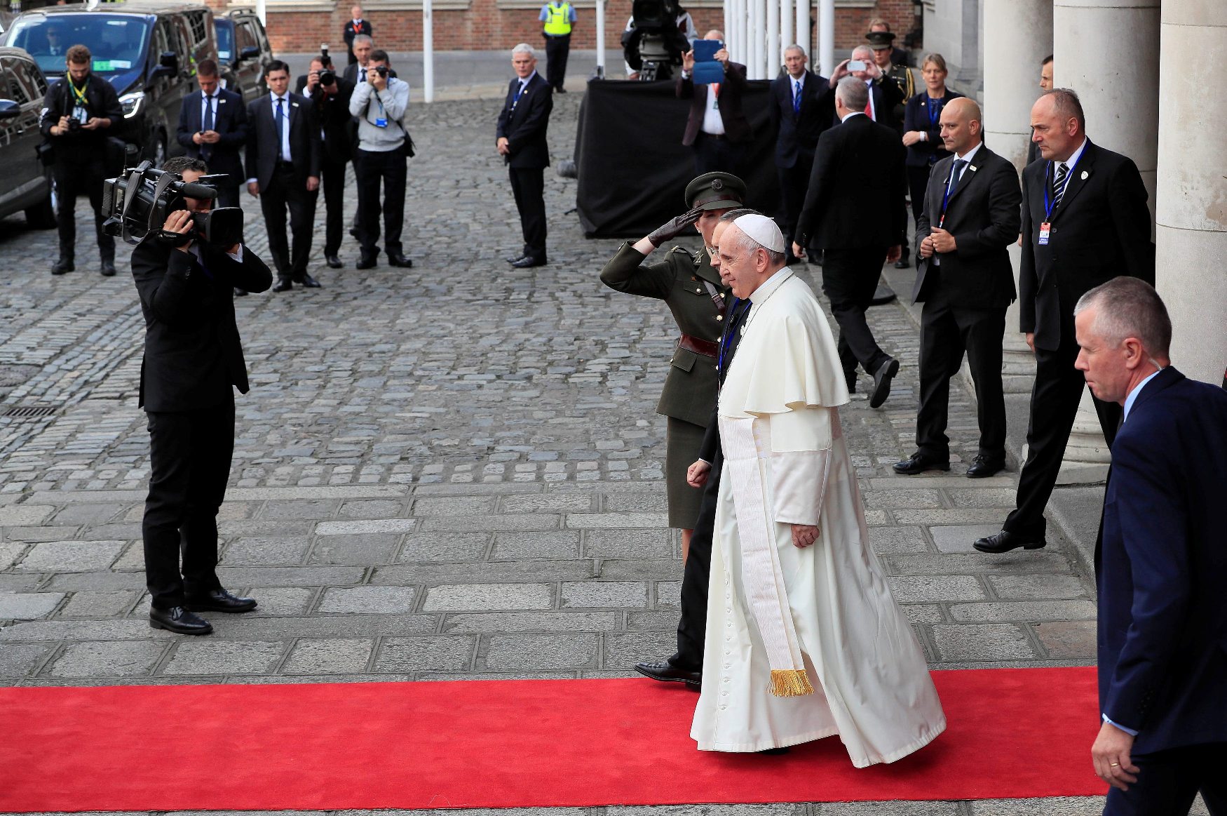 2018-08-25T121252Z_268627705_RC1541FF13D0_RTRMADP_3_POPE-IRELAND