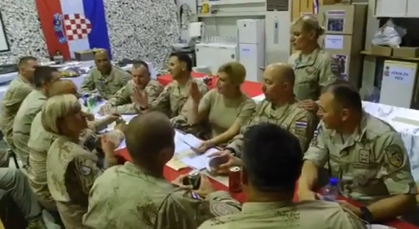 Predsjednica Kolinda Grabar-Kitarović s hrvatskim vojnicima u Afganistanu