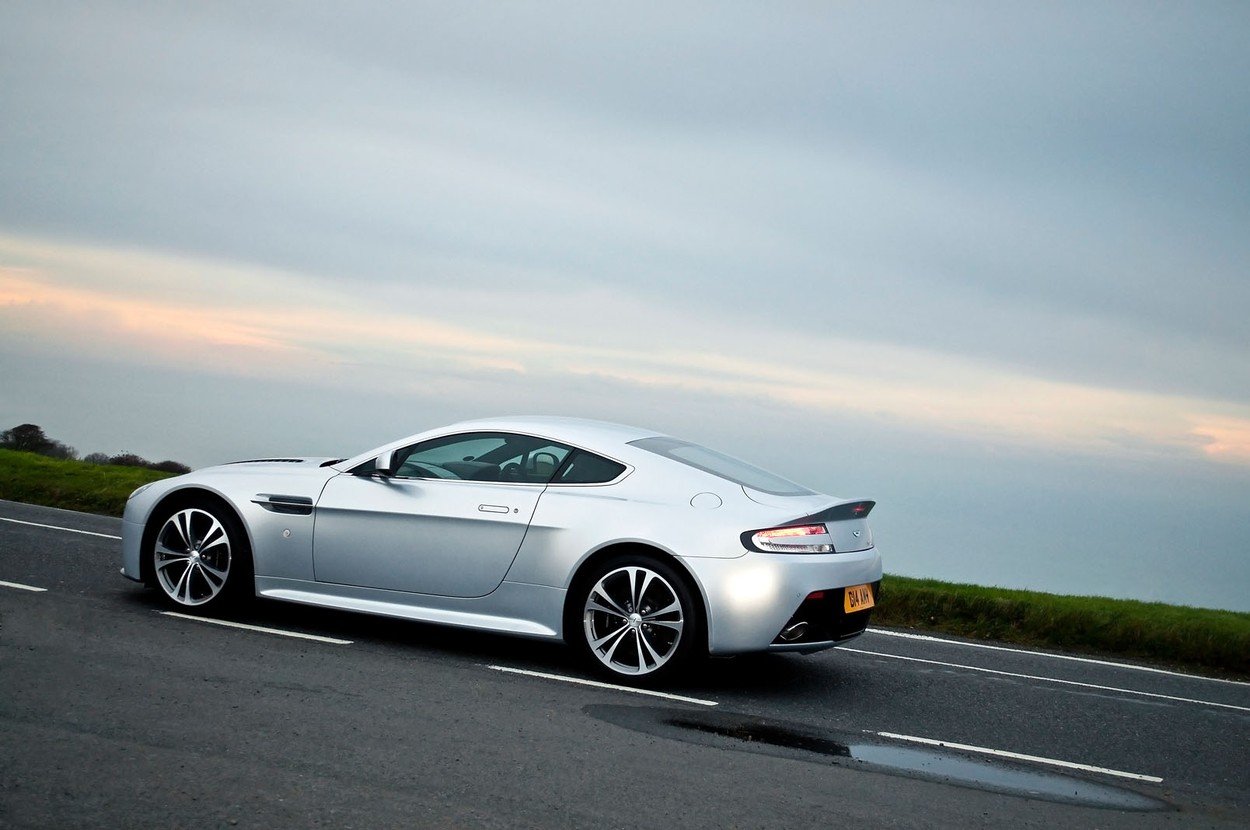 Aston Martin Vantage V12