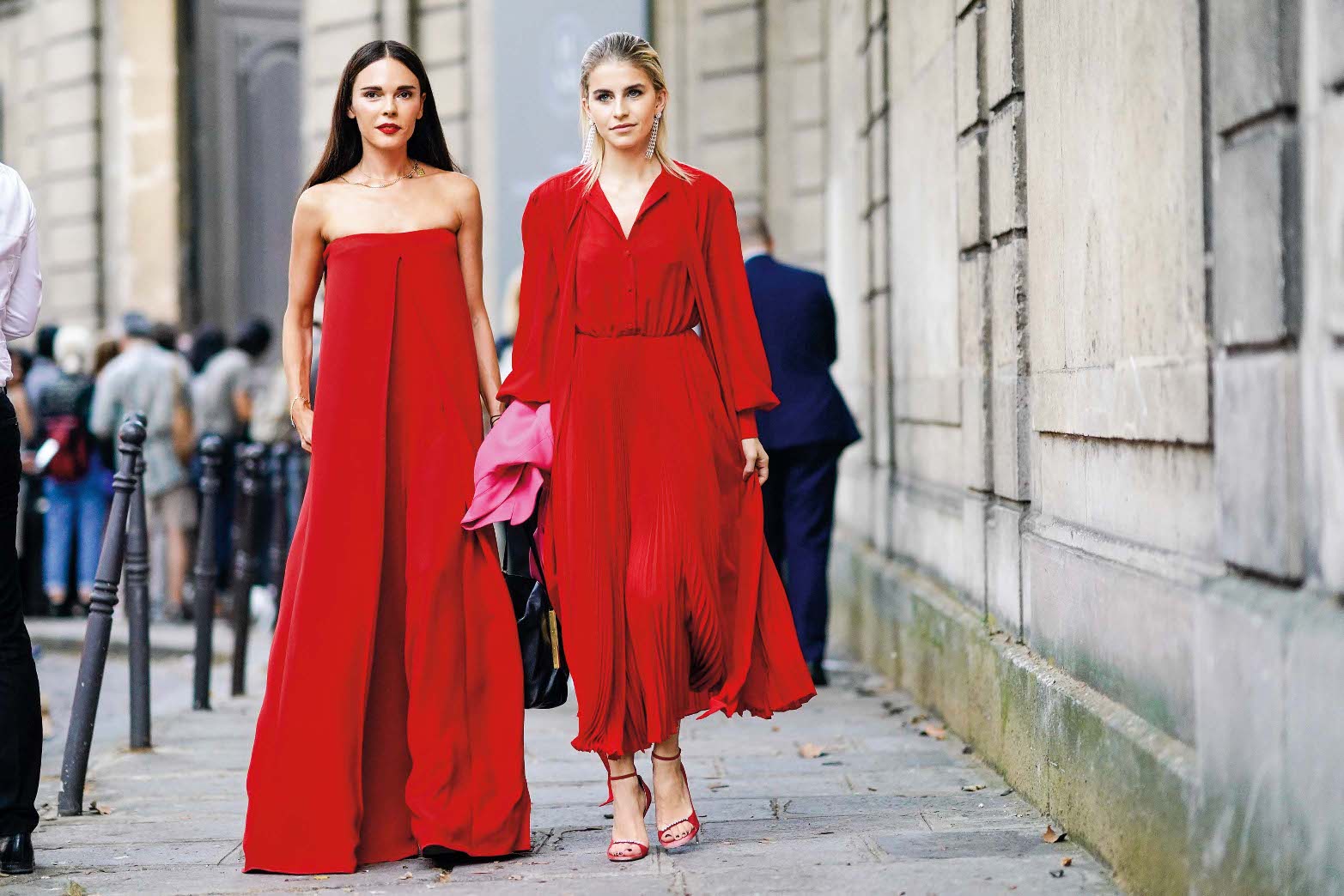 Grčka blogerica Evangelie Smyrniotaki i njemačka blogerica Caroline Daur u haljinama Valentino