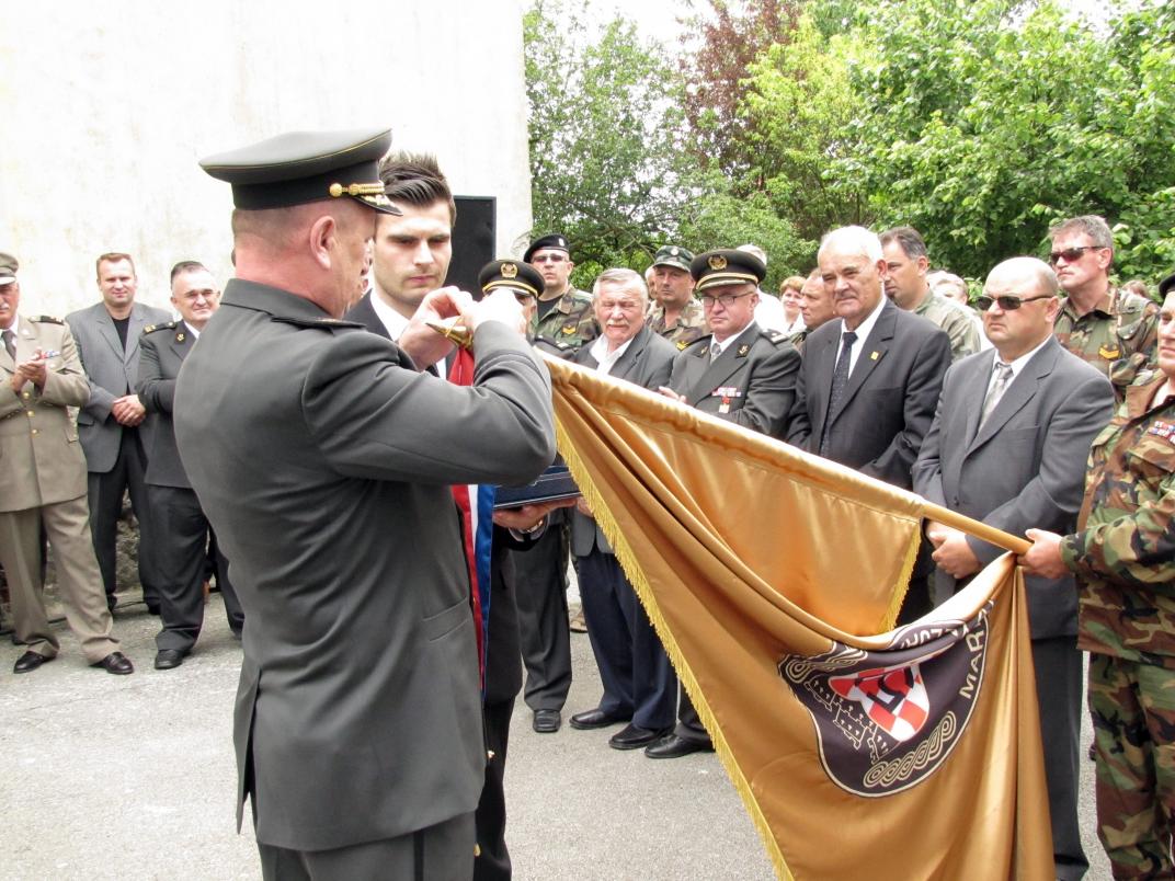 Prva dragovoljacka postrojba ZNG, 57. samostalni bataljun Sisak, odlikovana je odlicjem reda Nikole Subica Zrinskog. Odlicje je Ivanu Celjaku, sinu poginulog dozapovjednika postrojbe, Marijanu Celjaku, urucio izalanik predsjednika Josipovica, brigadni general Vlado Sindler. 
Na slici: General Sindler i Ivan Celjak vezu odlicje na ratnu zastavu 57. bataljuna 