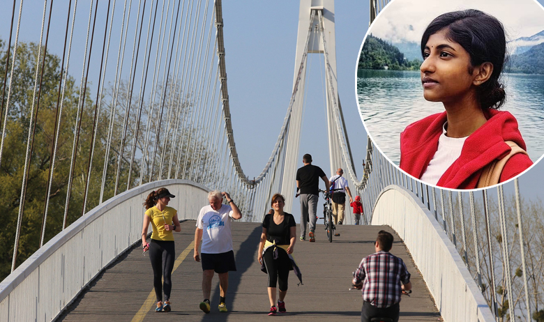 Osječki pješački most, u krugu: Komalah Selva