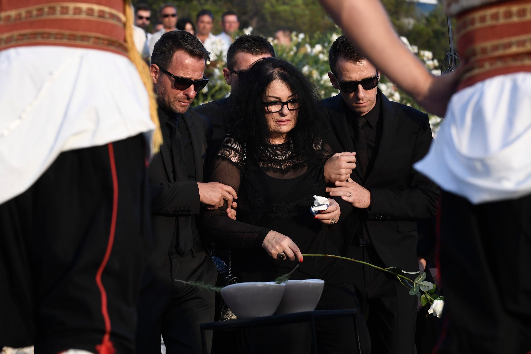 Vesna Dragojević sa sinovima na pokopu Olivera