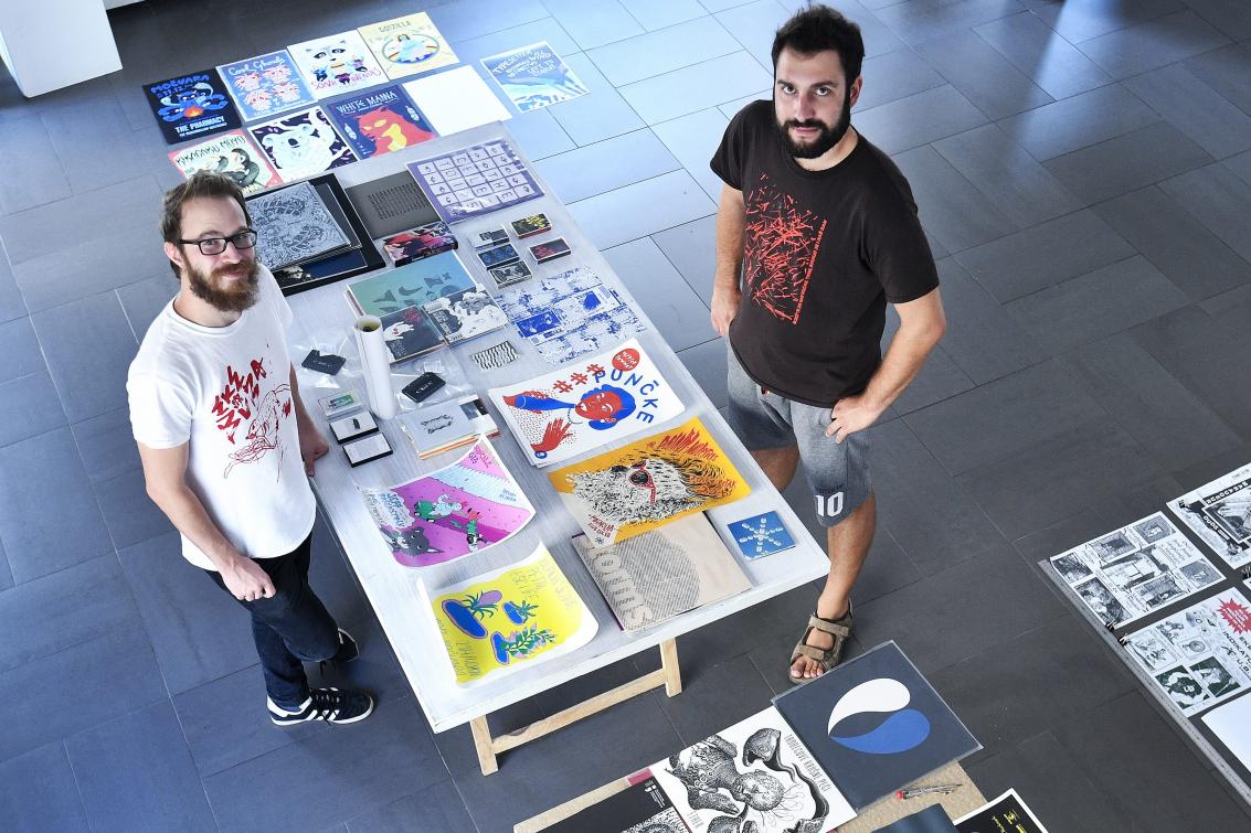 Zagreb, HDD Galerija. Dizajneri Bojan Kristofic i Sven Sorić, autori izložbe 'Tko radi scenu? Dizajn za nezavisnu glazbu u Hrvatskoj 2011. 2018.' koja će obuhvaćati radove čerdesetak autorica i autora koji su oblikovali plakate, omote, promotivne materijale i druge predmete i vizuale povezane s glazbom.