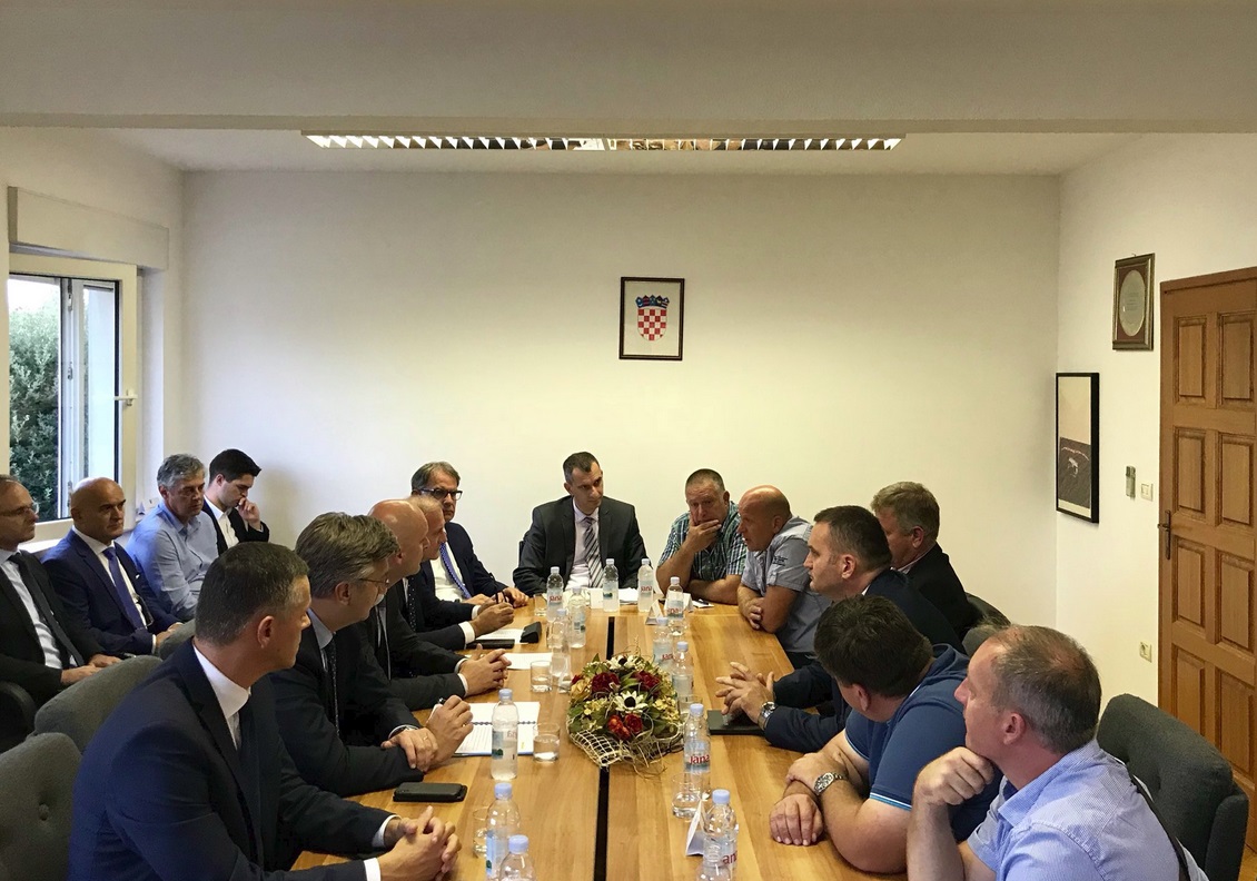 Predsjednik Vlade Andrej Plenković sa suradnicima, nakon sjednice Vlade u Puli, otišao je u Umag, gdje se sastao s predstavnicima Ceha ribara Istarske županije