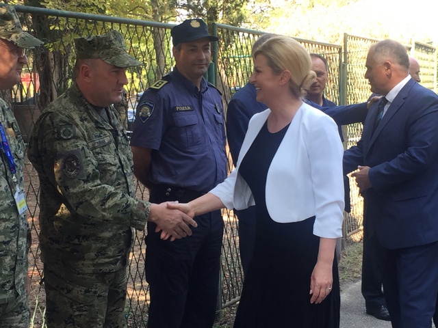 Predsjednica Kolinda Grabar-Kitarović posjetila je Vatrogasno-operativno zapovjedništvo u Divuljama i čestitala svima koji su na bilo koji način ove godine sudjelovali u protupožarnoj sezoni u kojoj su ostvareni puno bolji rezultati od one prošlogodišnje.