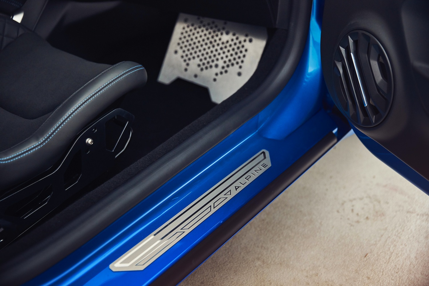 21200657_2017_-_ALPINE_A110_drive_tests_in_Aix-en-Provence_region