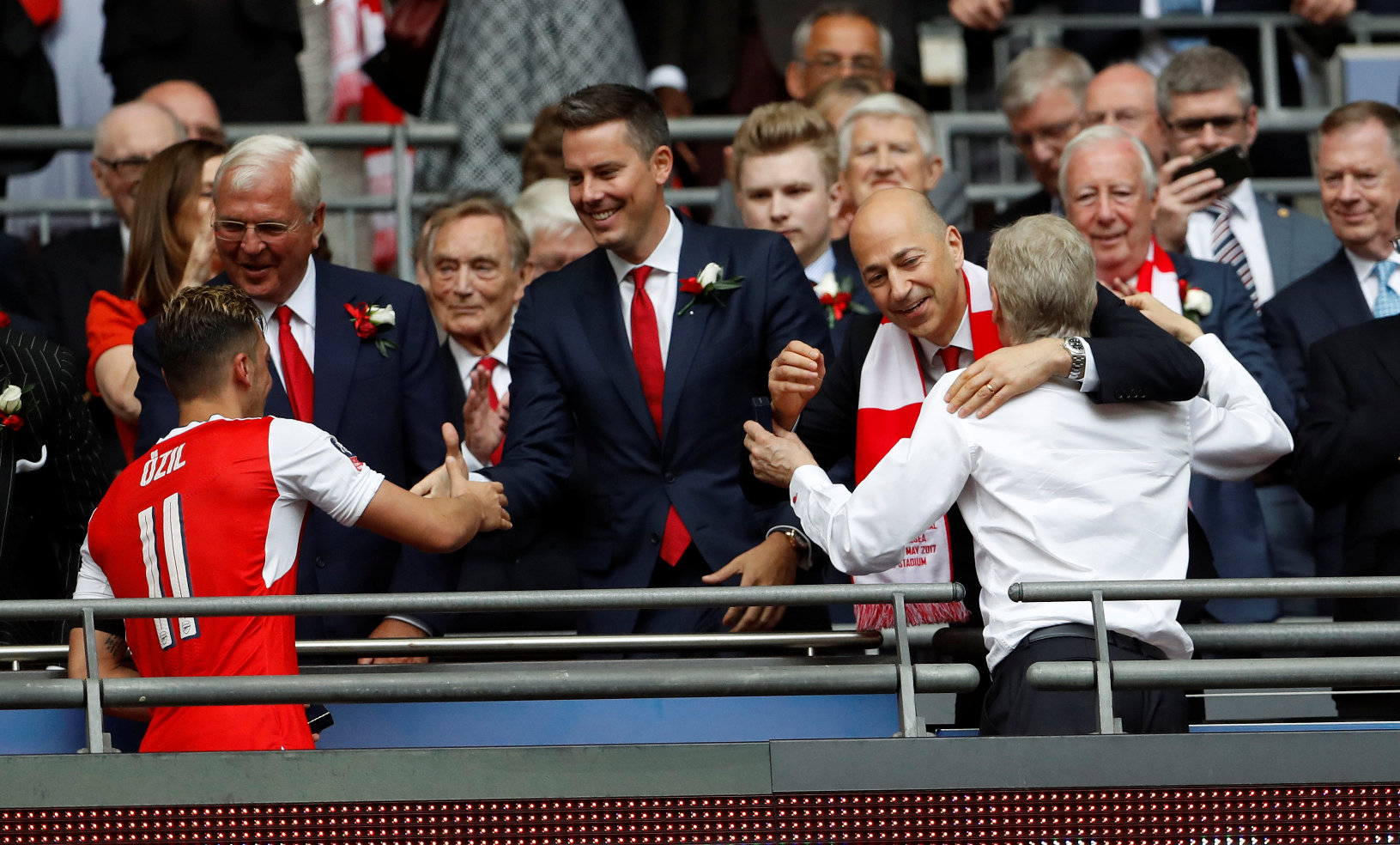 2017-05-27T190940Z_1939145945_RC1DFE2036E0_RTRMADP_3_SOCCER-ENGLAND-ARS-CHE-FINAL